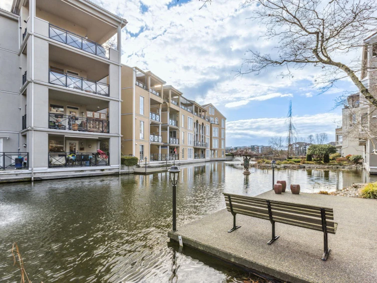 401-2 Renaissance Square, New Westminster, BC, V3M 6K3 - 25