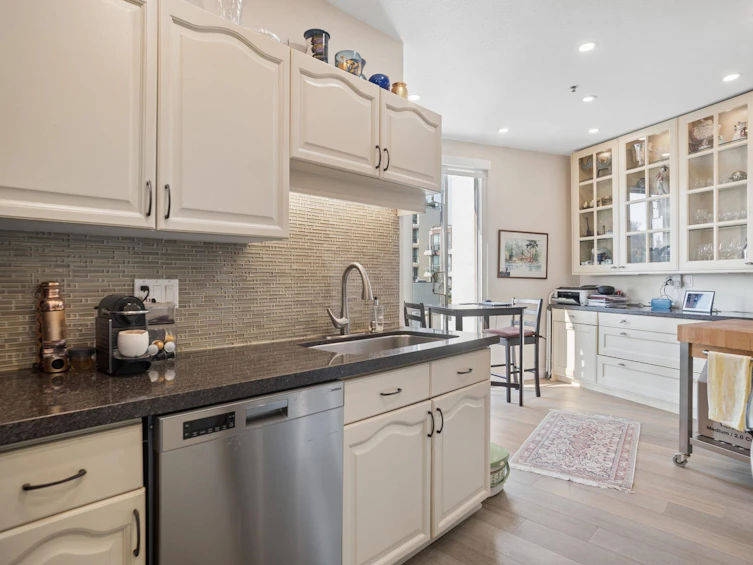 401-2 Renaissance Square, New Westminster, BC, V3M 6K3 - 12