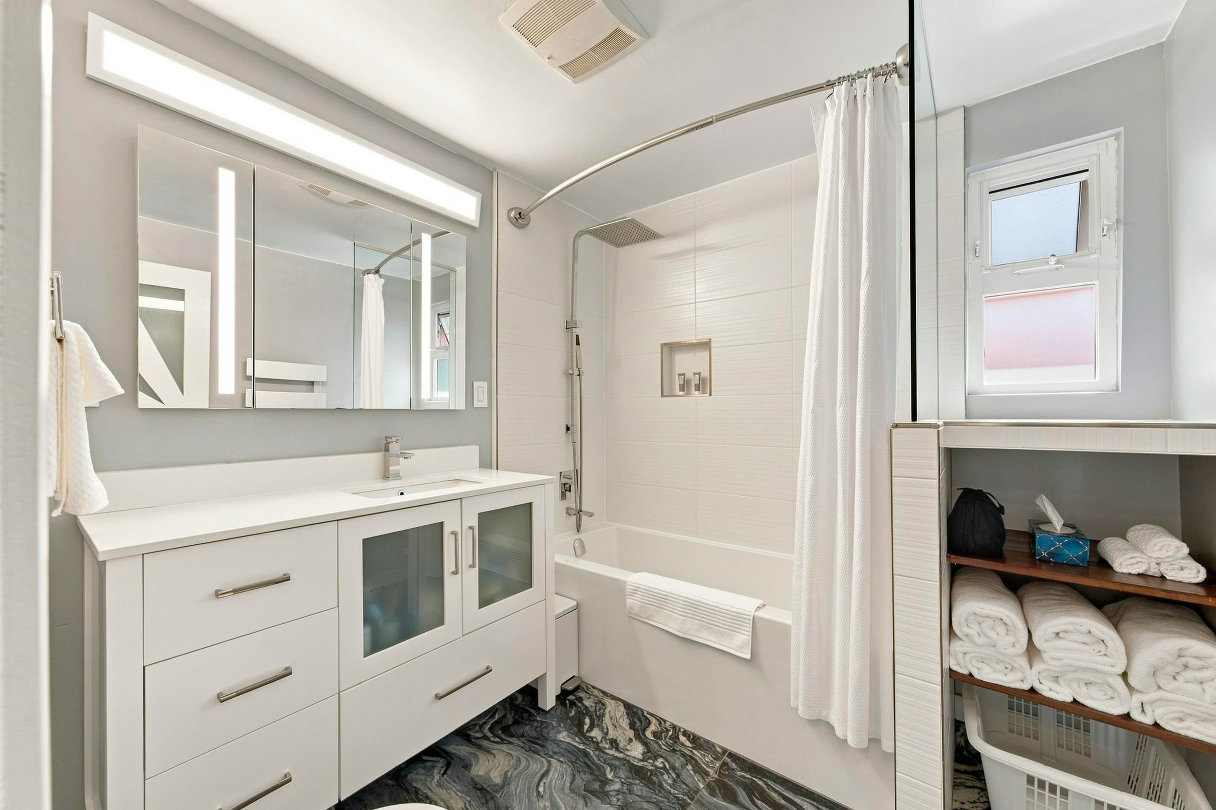 A23-415 W Esplanade Avenue, North Vancouver, BC, V7M 1A6 - 10