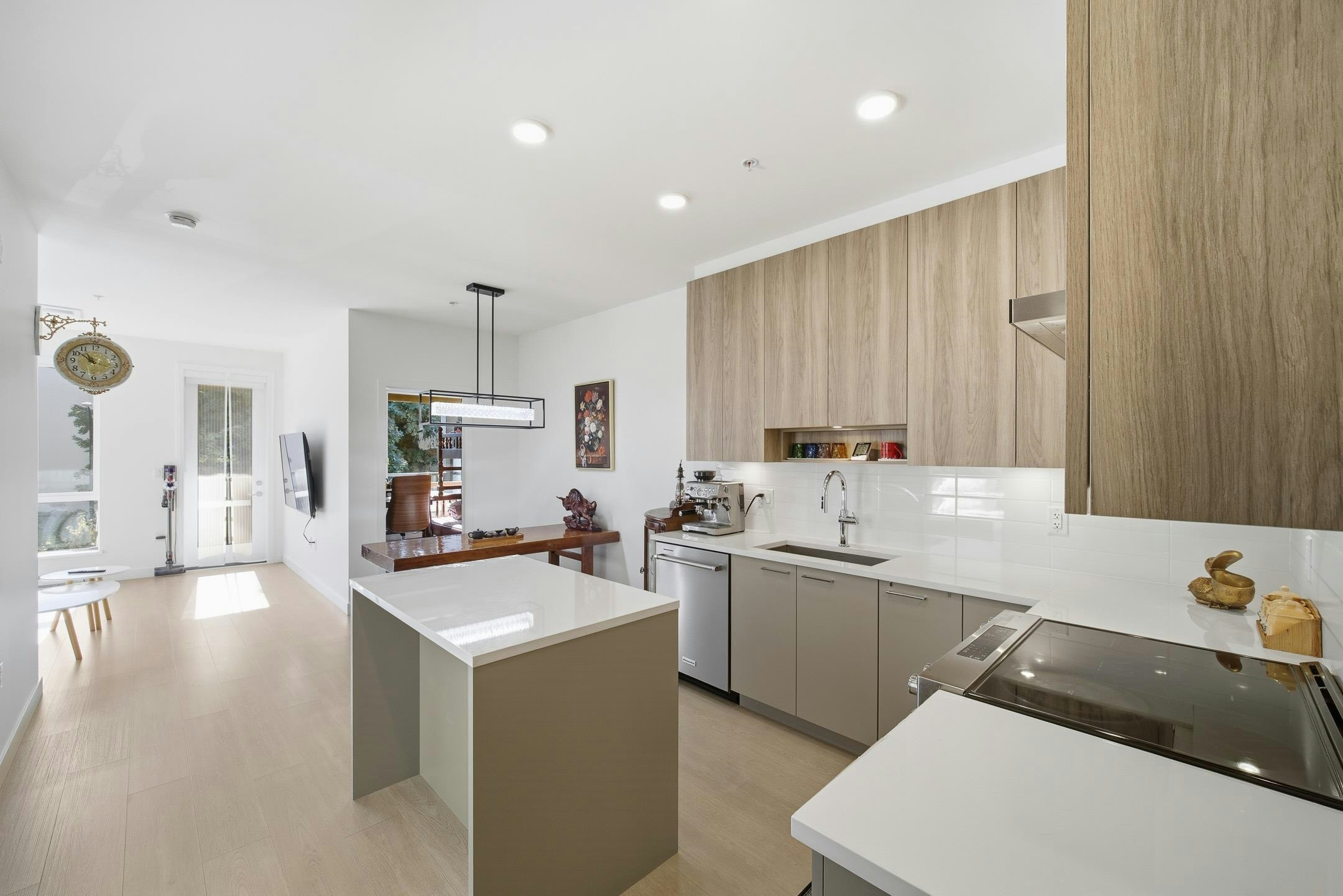 3xx-7588 16th Street, Burnaby, BC, V3N 0H8 - 4
