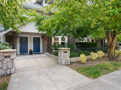 11-15432 16a Avenue - 2