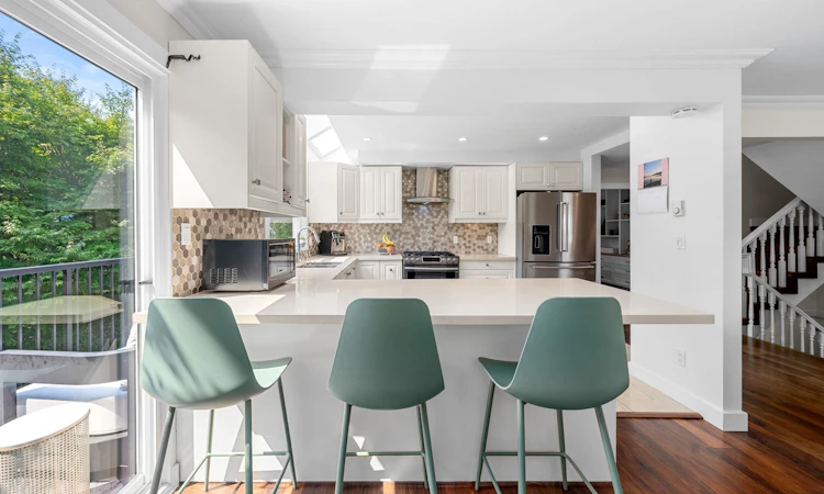 4-230 W 16th Street