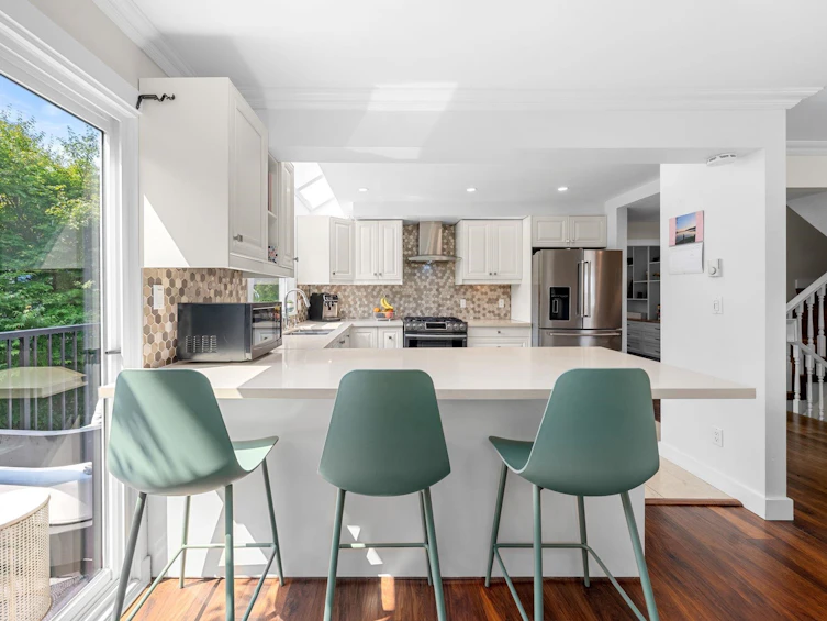 4-230 W 16th Street, North Vancouver, BC, V7M 1T6