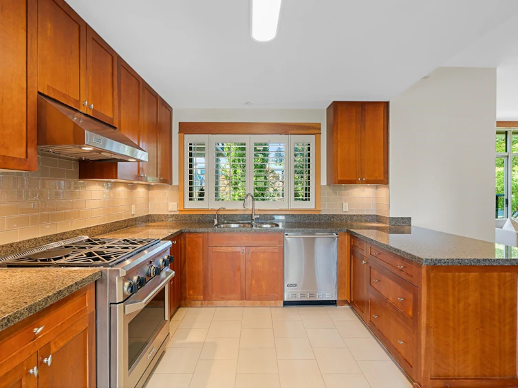 201-550 17th Street, West Vancouver, BC, V7V 3S7 - 9