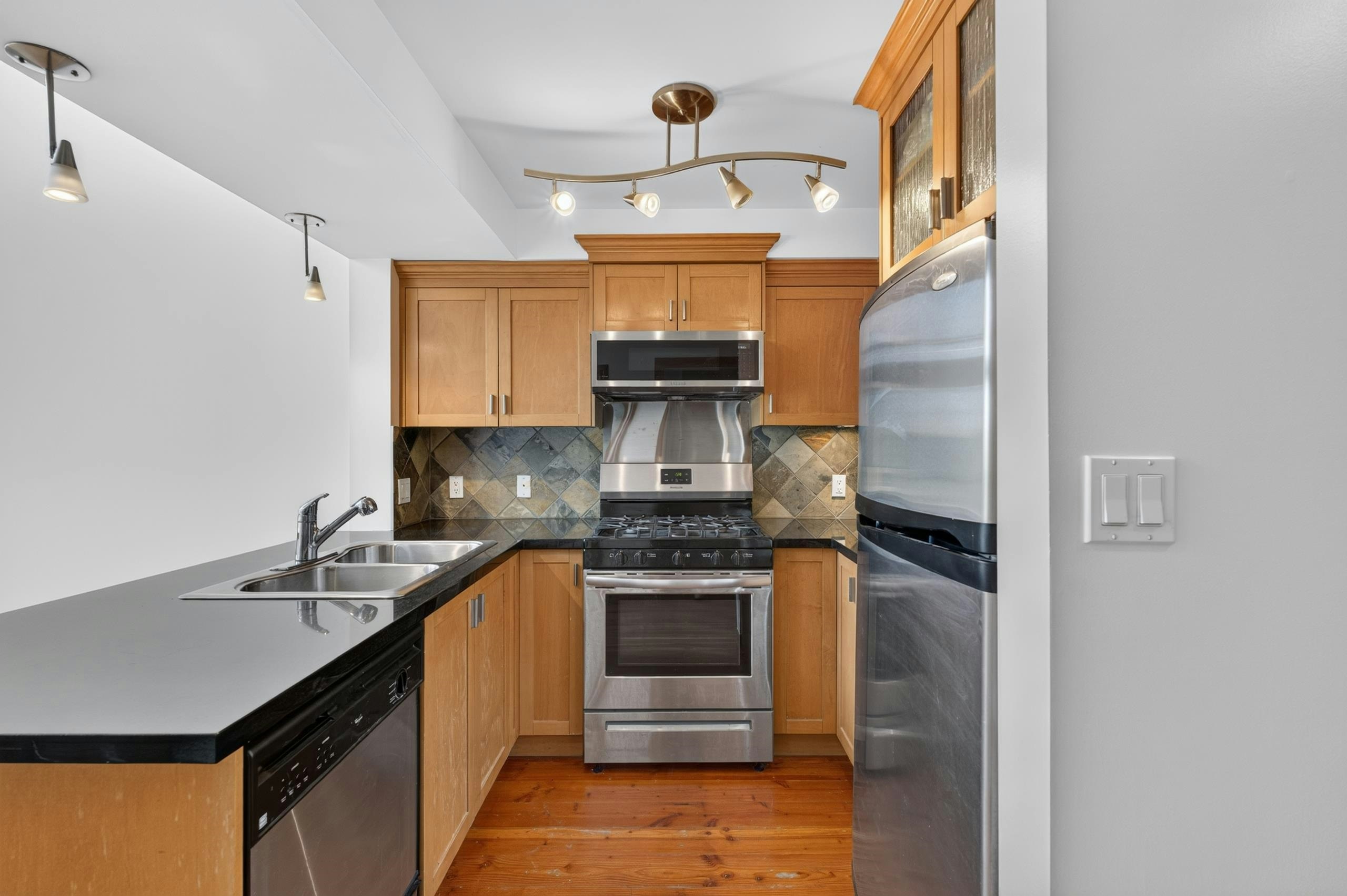 201-7 Rialto Court, New Westminster, BC, V3M 7A8 - 12