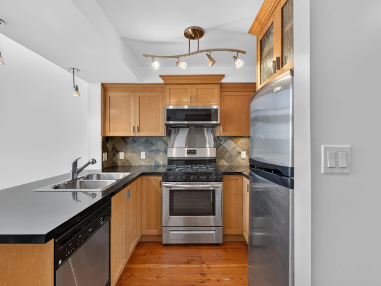 201-7 Rialto Court, New Westminster, BC, V3M 7A8 - 12