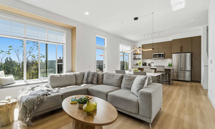 9-3552 Victoria Drive
