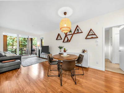 201-5460 Broadway - 2