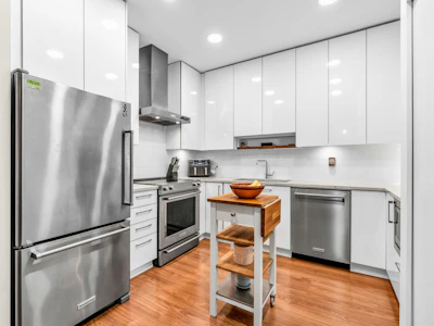 201-5460 Broadway - 3