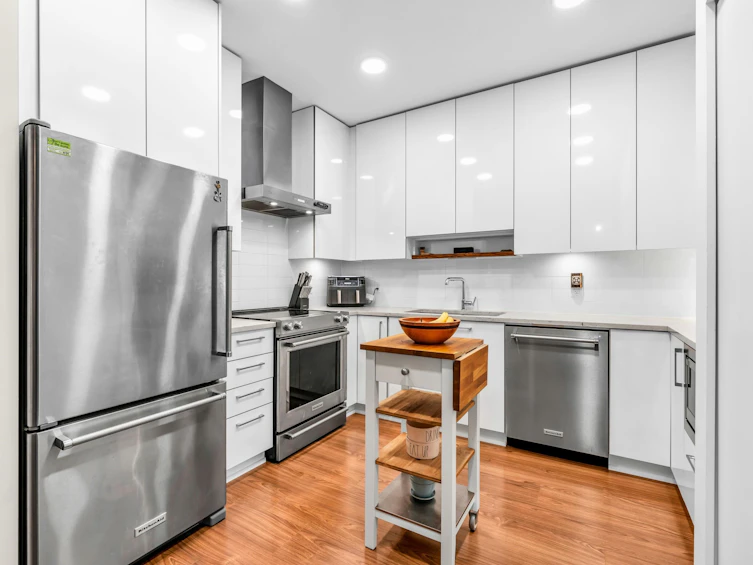 201-5460 Broadway, Burnaby, BC, V5B 0B4 - 3