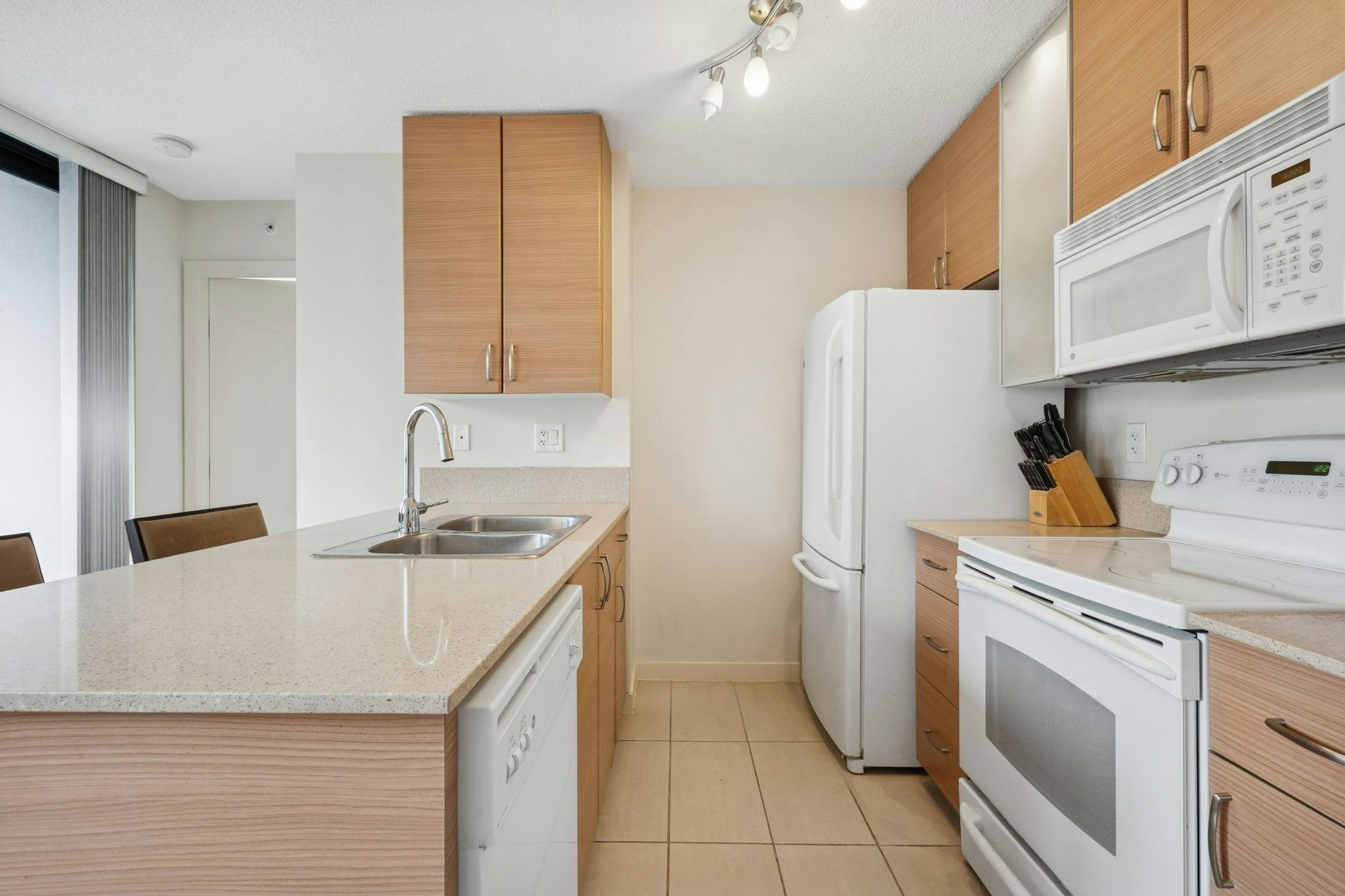 502-977 Mainland Street - 5