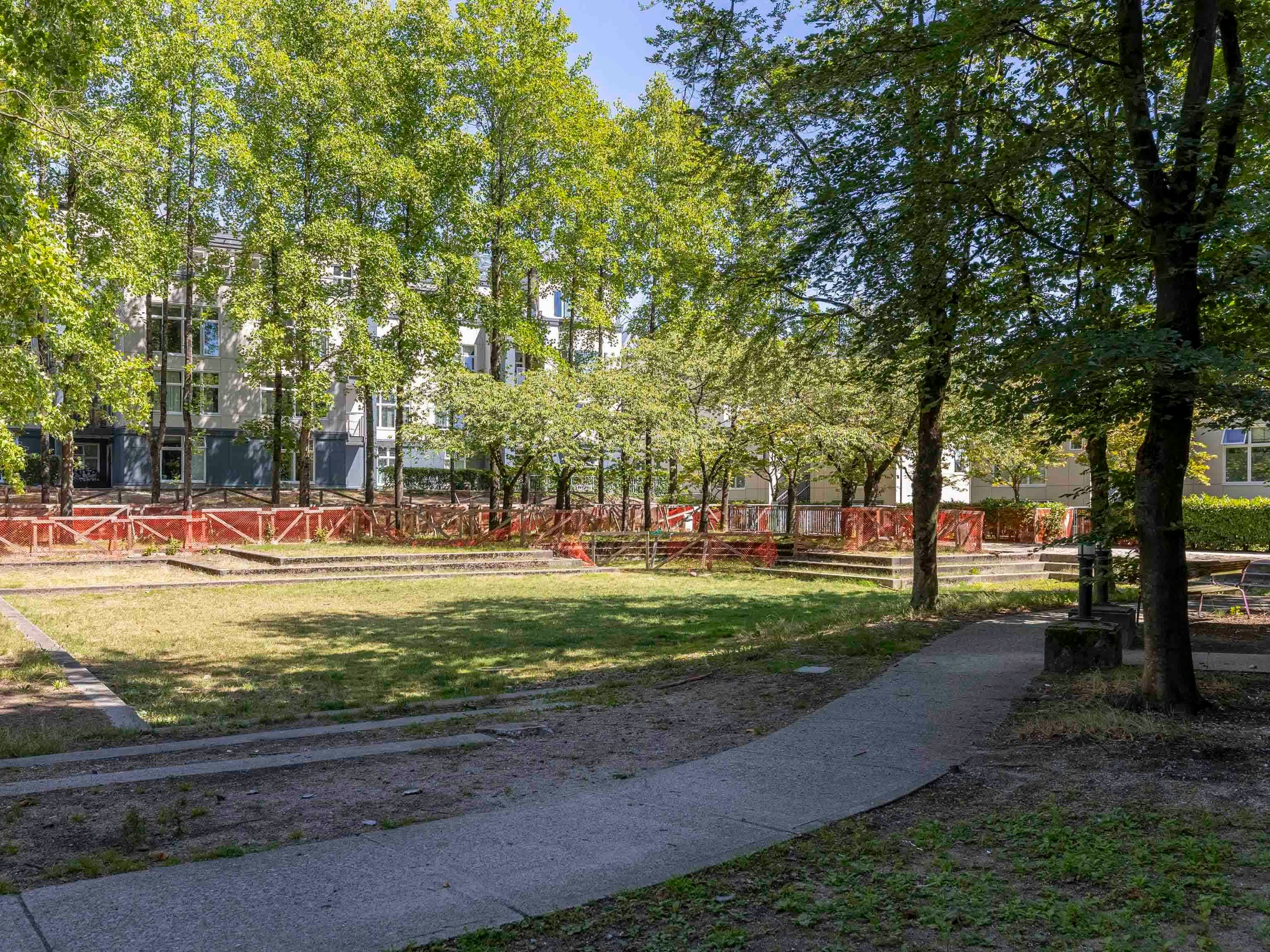 102-2528 E Broadway - 5