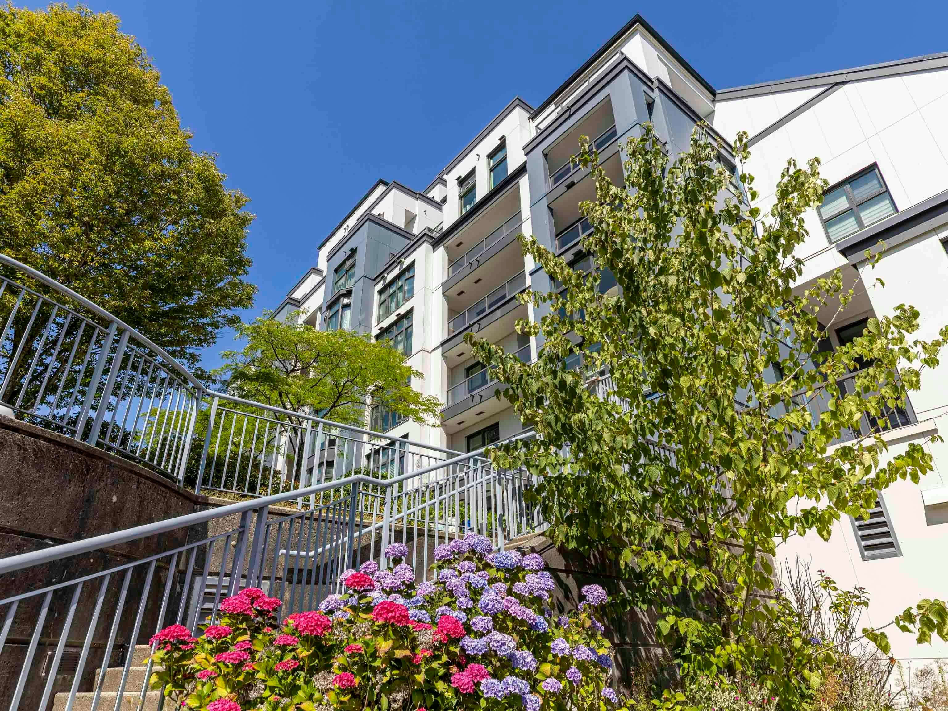102-2528 E Broadway - 2