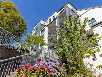 102-2528 E Broadway - 2