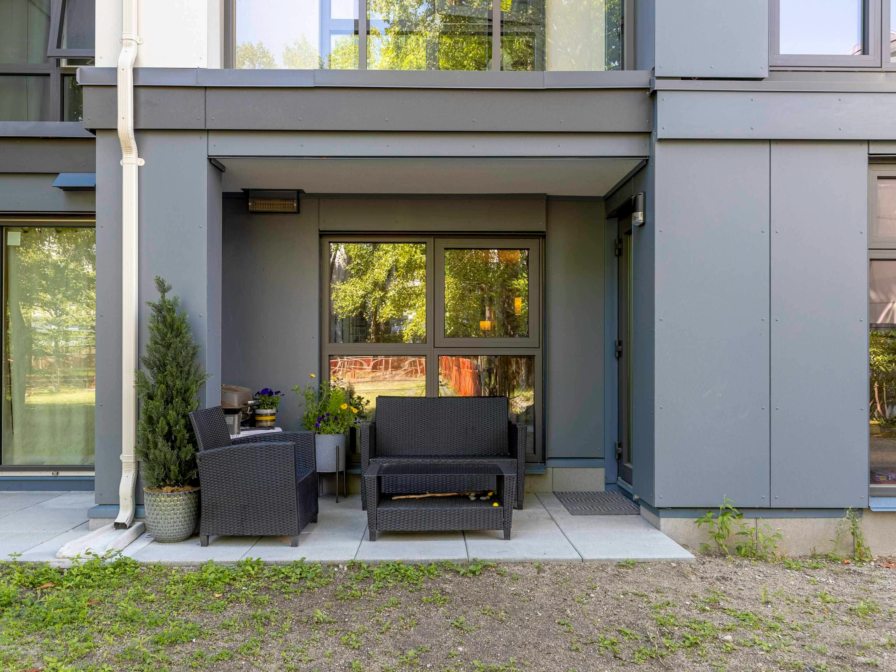 102-2528 E Broadway - 3