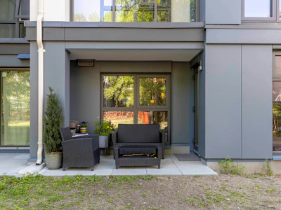 102-2528 E Broadway - 3