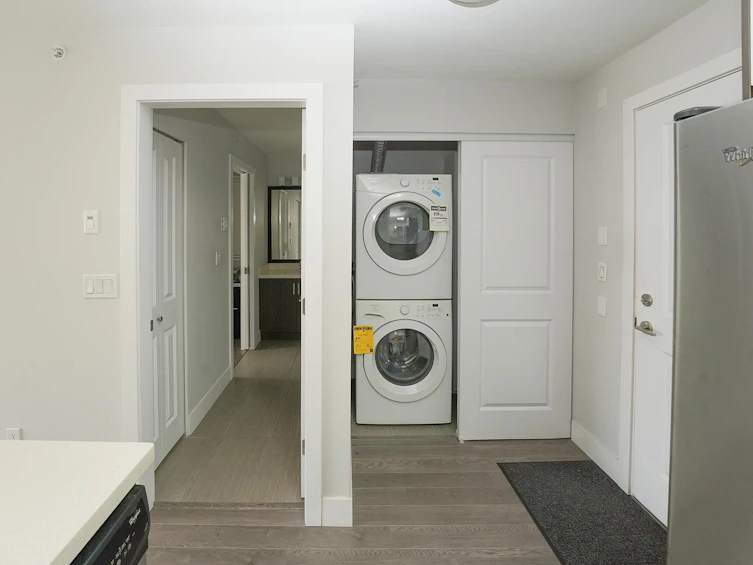403-2408 E Broadway, Vancouver, BC, V5M 4T9 - 2