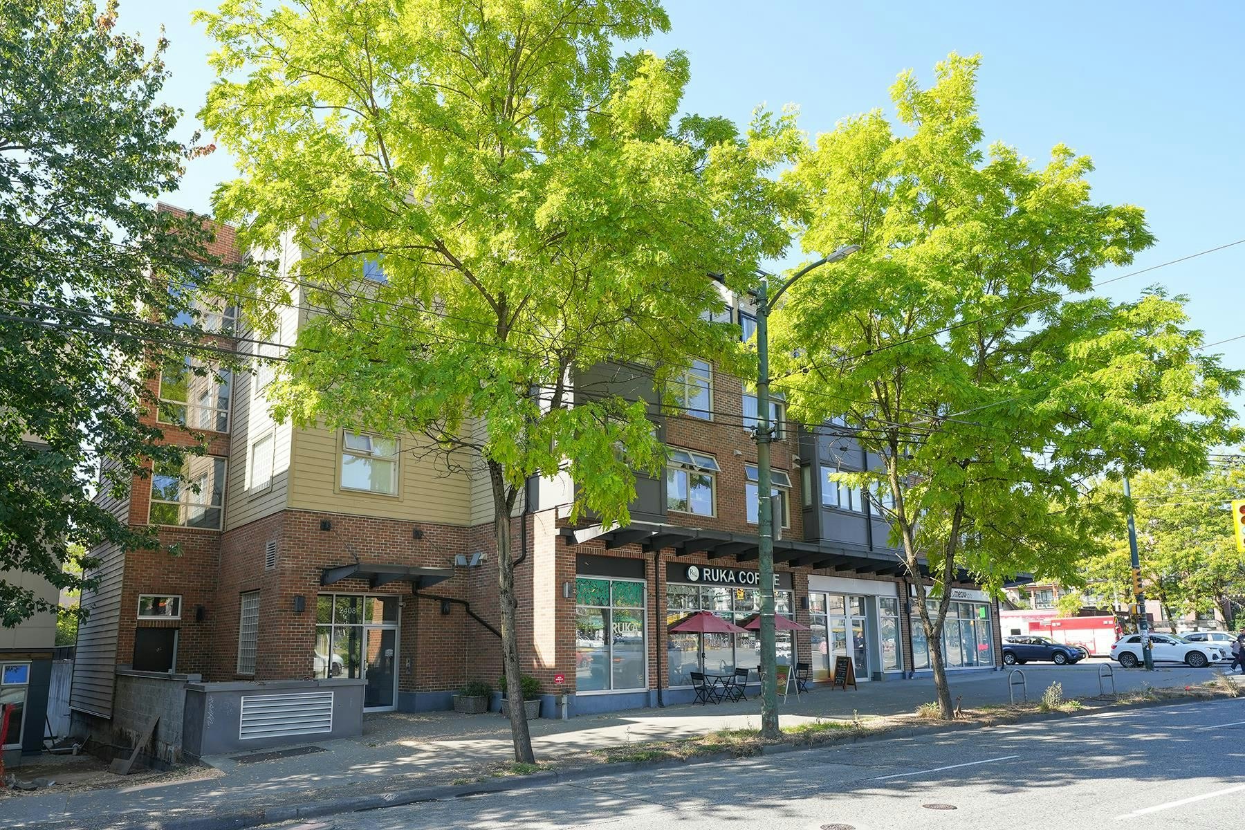 403-2408 E Broadway, Vancouver, BC, V5M 4T9