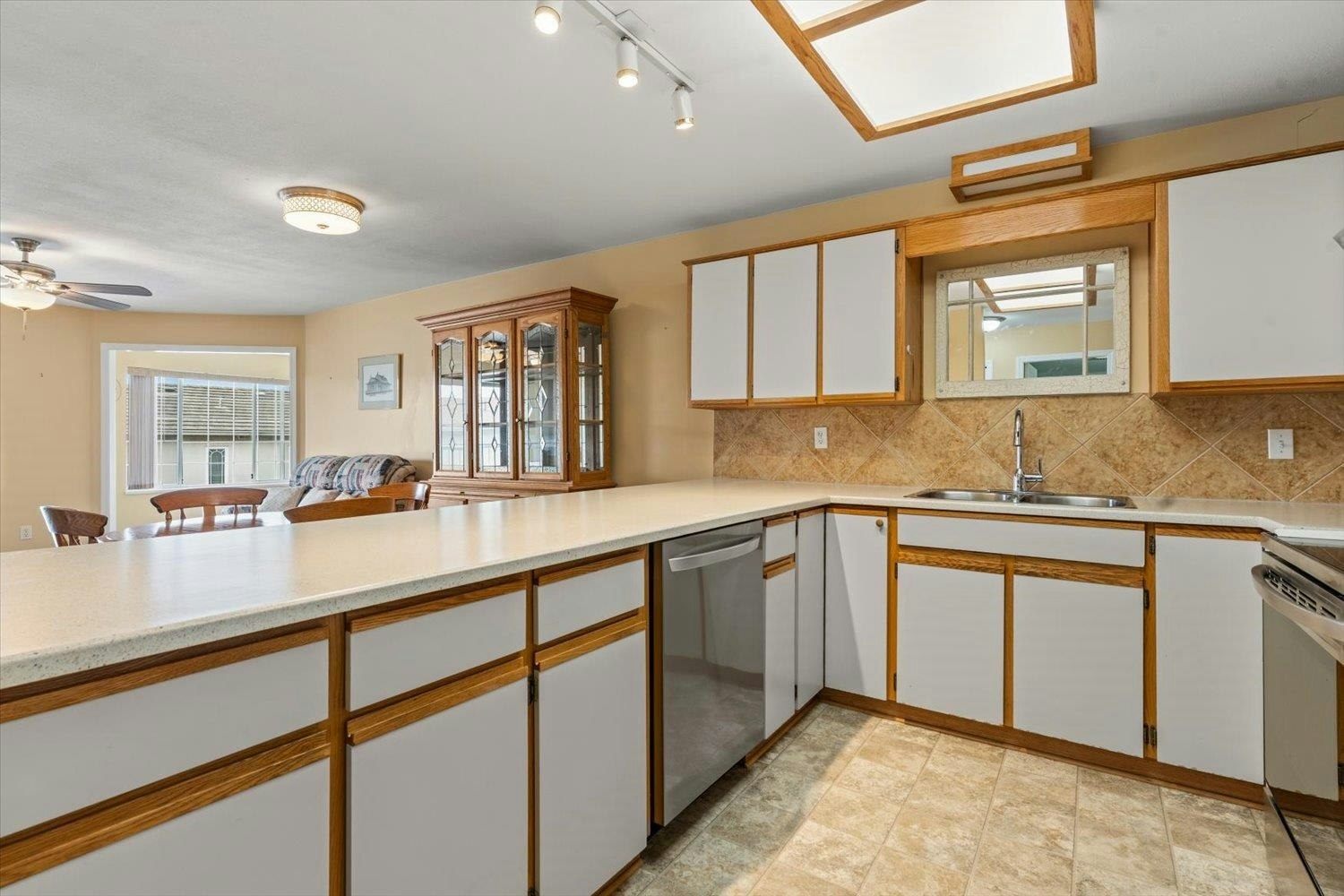 203-45660 Knight Road, Chilliwack, BC, V2R 2X4 - 6