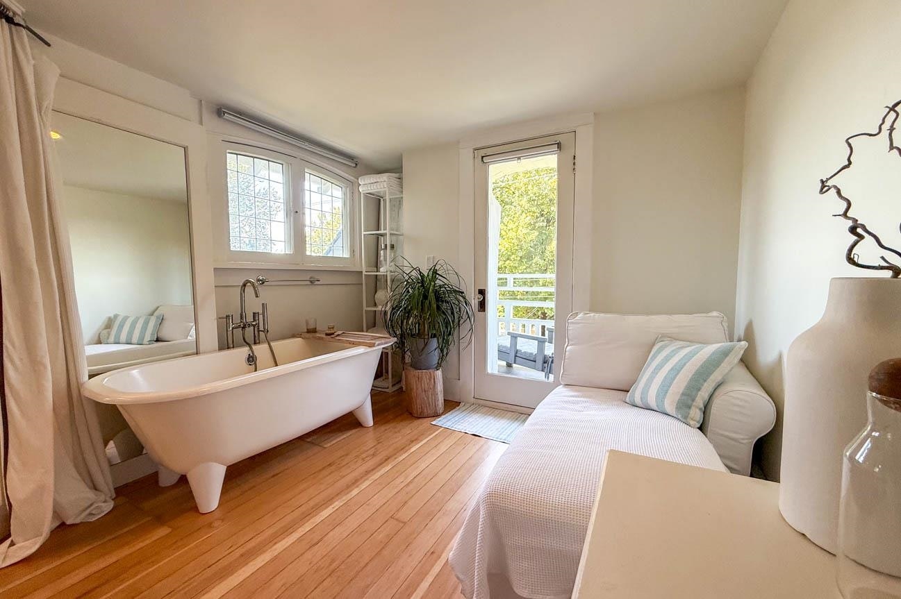 WITHHELD Withheld, Vancouver, BC, V6K 1J8 - 32
