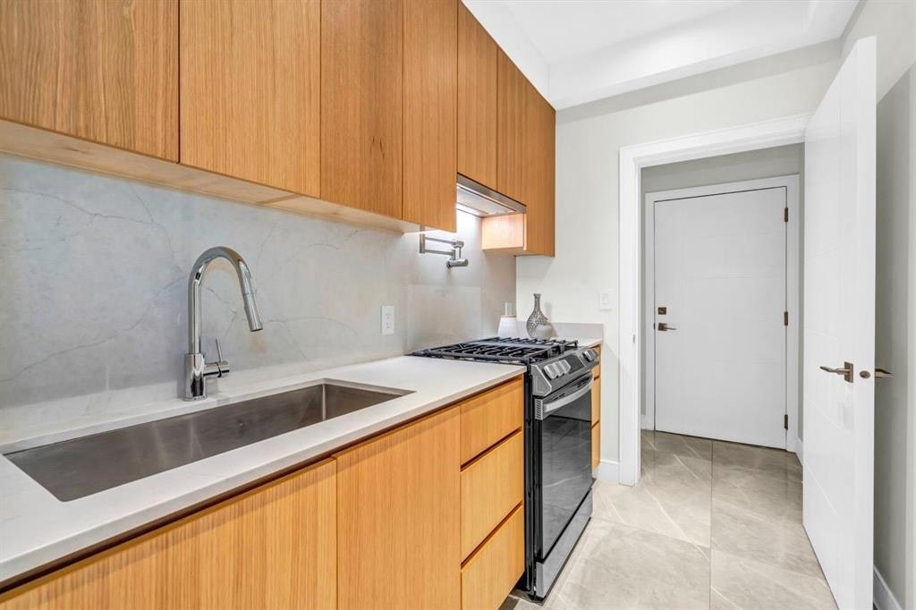 4470 Capilano Road, North Vancouver, BC, V7R 4J9 - 14