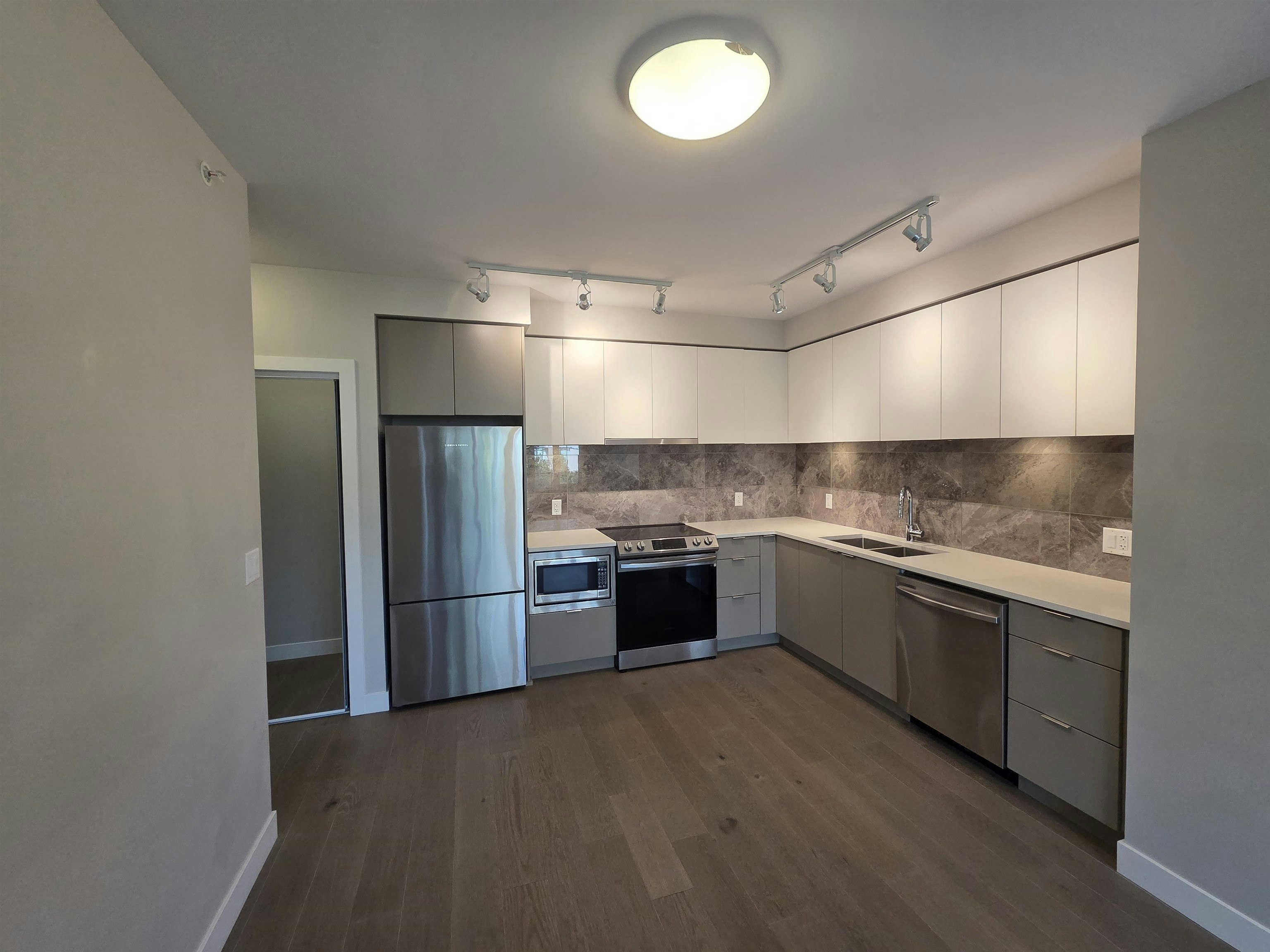 401-8725 University Crescent, Burnaby, BC, V5A 0G2