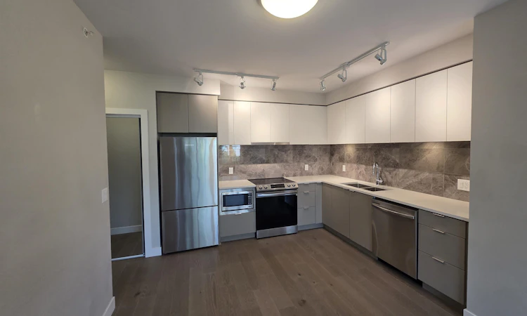 401-8725 University Crescent