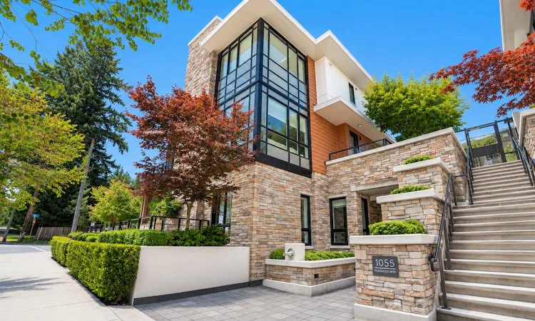 102-1055 Ridgewood Drive