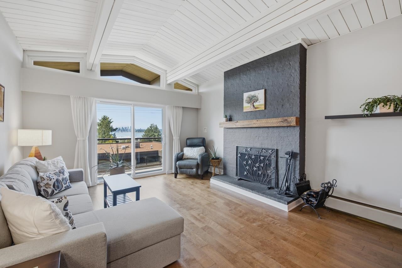 304-325 W 3rd Street, North Vancouver, BC, V7M 1G3