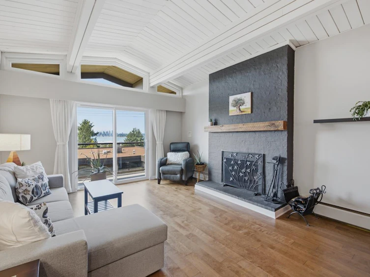 304-325 W 3rd Street, North Vancouver, BC, V7M 1G3