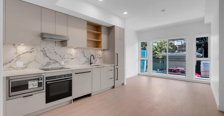 2XX-422 E 3rd Street, North Vancouver, BC, V7L 0K1