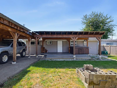 33515 8 Avenue - 2