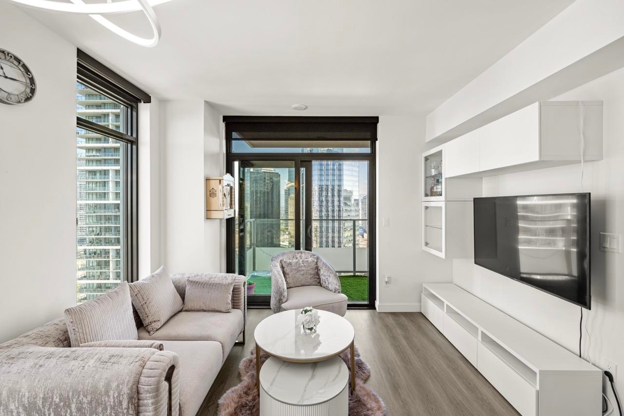 2404-6608 Sussex Avenue, Burnaby, BC, V5H 0M3