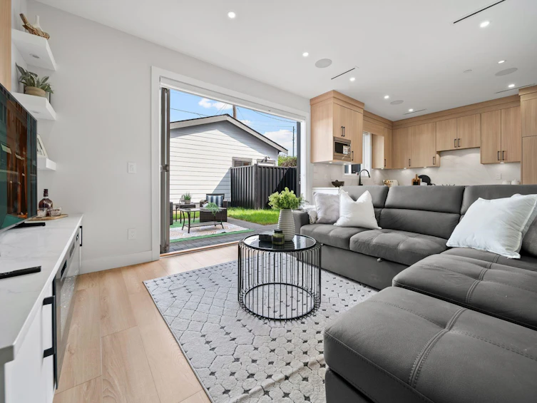 2369 Adanac Street, Vancouver, BC, V5L 2E9 - 6