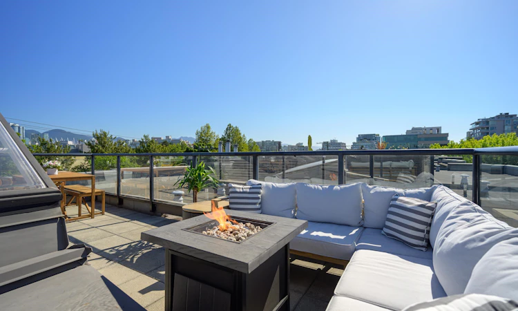 220-676 W 6th Avenue
