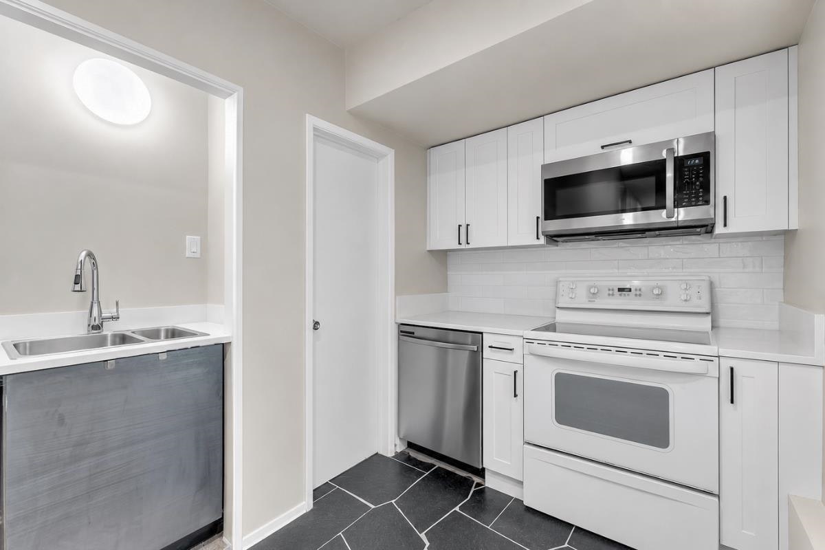 403 Newdale Court, North Vancouver, BC, V7N 3H3 - 18