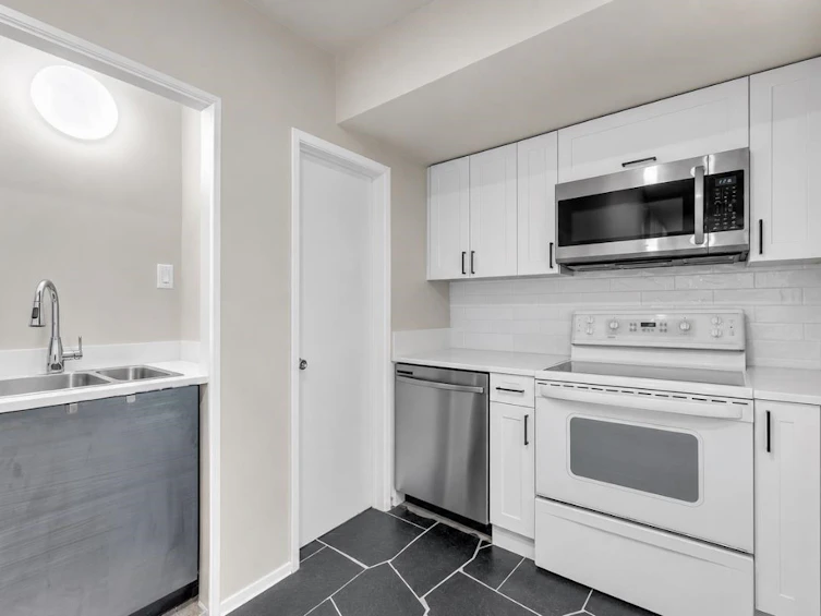 403 Newdale Court, North Vancouver, BC, V7N 3H3 - 18
