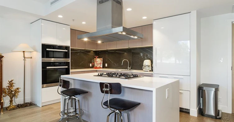 2025 Curling Road, North Vancouver, BC, V7P 0E1