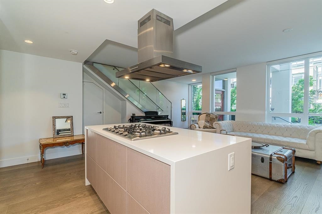 2025 Curling Road, North Vancouver, BC, V7P 0E1 - 2