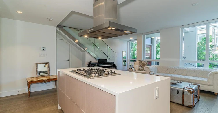 2025 Curling Road, North Vancouver, BC, V7P 0E1 - 2
