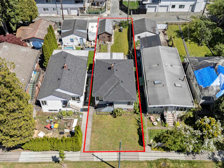 942 Nanaimo Street, Vancouver, BC, V5L 4S9 - 2