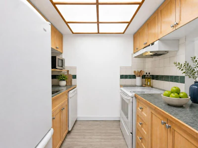 104-2181 Panorama Drive - 2