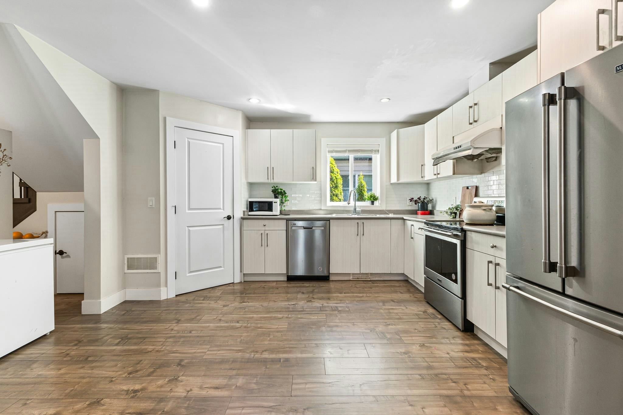 7535 Burgess Street, Burnaby, BC, V3N 3H9 - 10