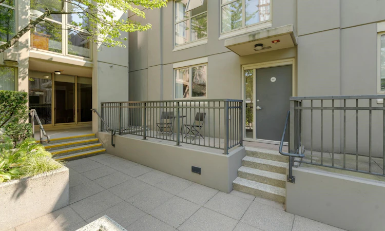TH9-969 Richards Street