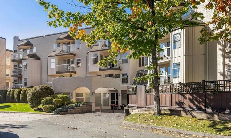 210-1860 E Southmere Crescent