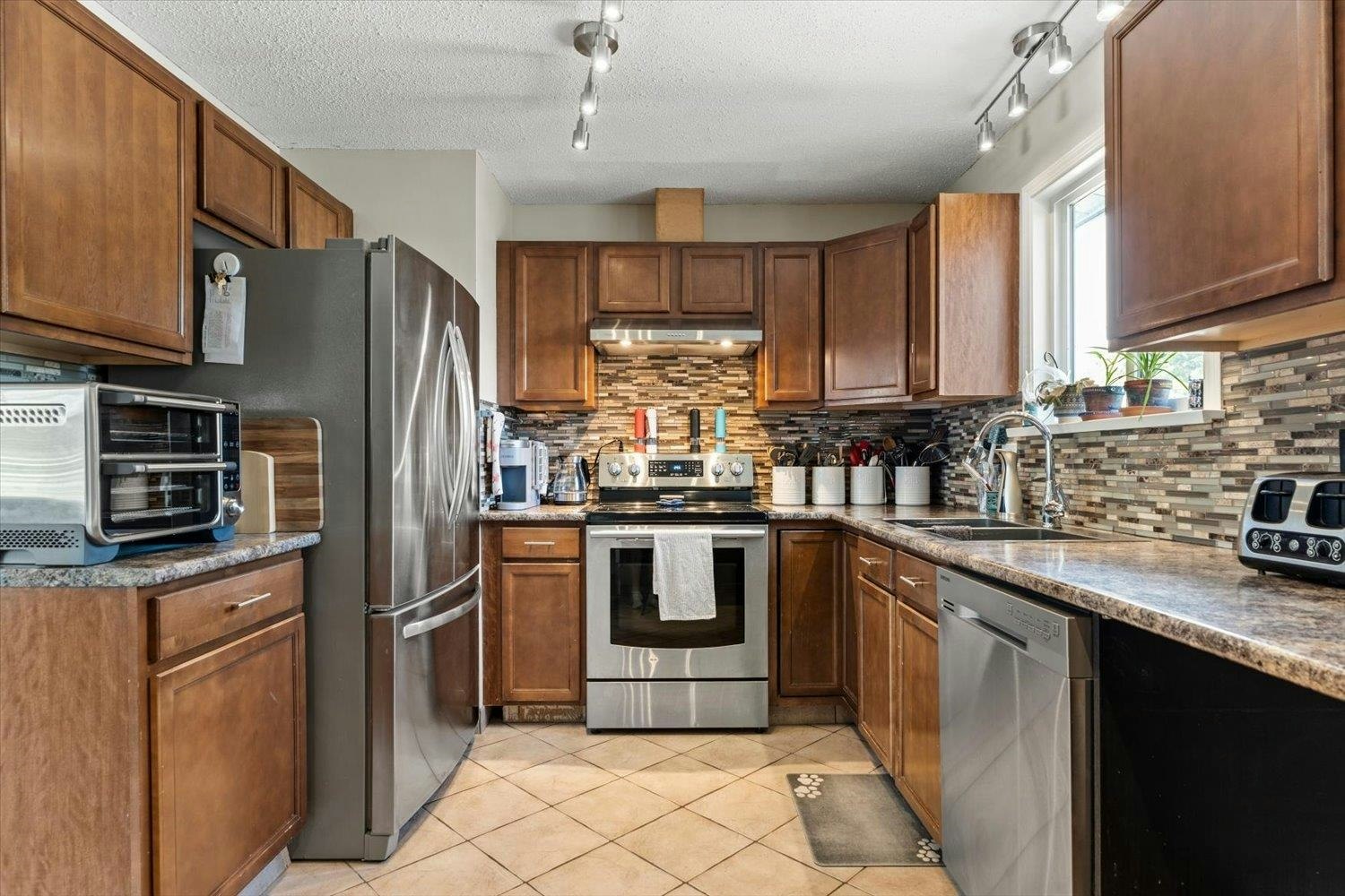 9334 James Street - 5