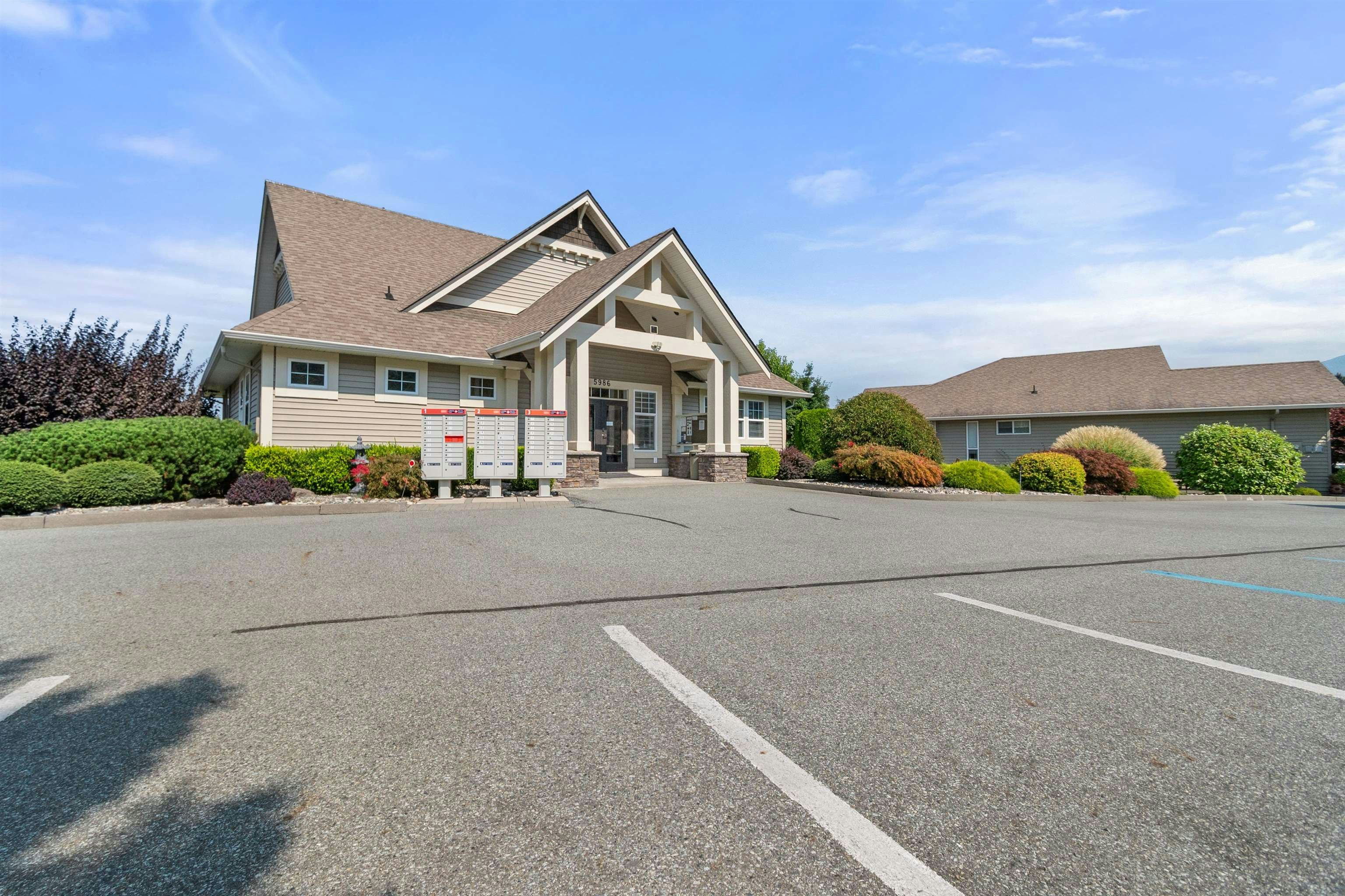 5976 Hunter Creek Crescent - 2