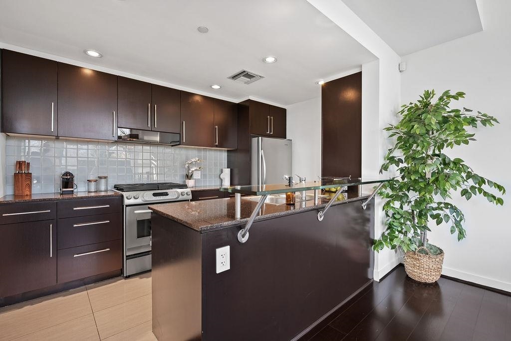 TH105-638 Beach Crescent, Vancouver, BC, V6Z 3H6 - 16