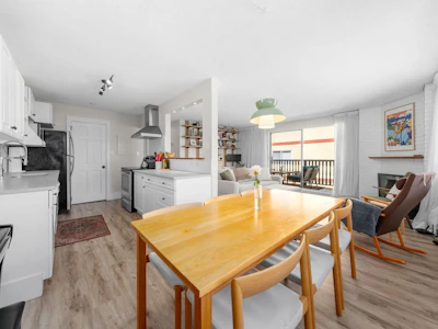 202-1610 Chesterfield Avenue - 2