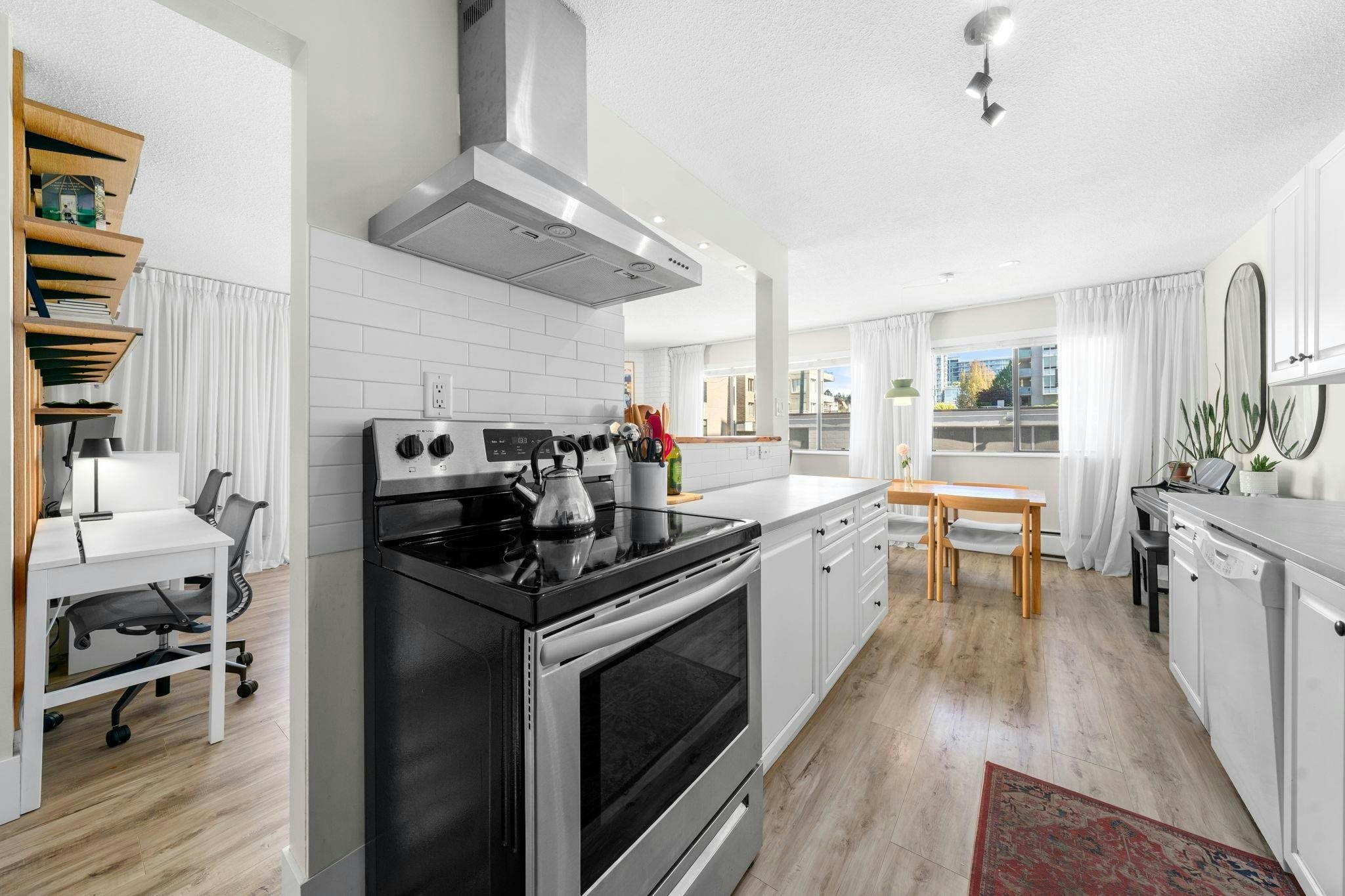 202-1610 Chesterfield Avenue, North Vancouver, BC, V7M 2N7 - 10